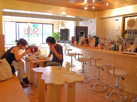 木目を基調とした店内にはスピーカーやDJブースも用意する