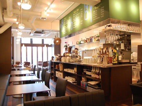 公園通りのカフェビルにオープンした「Diner868」。白や黒、茶色を基調に仕上げた店内の様子