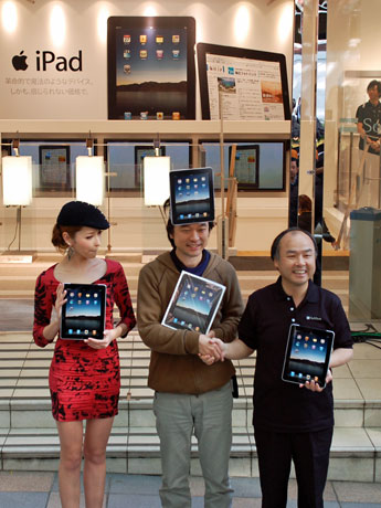 「iPad」最初の成約客と握手を交わす孫正義社長（右）