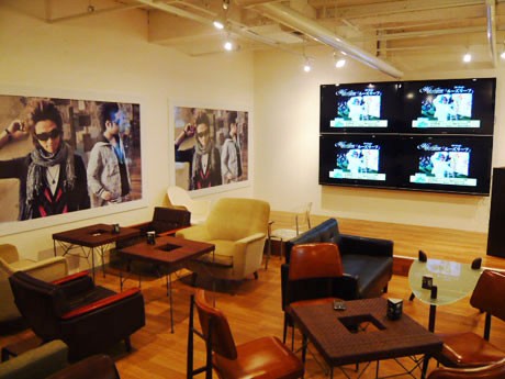 ヒルクライムとコラボレーションした店内は、ポスターを掲出するほかライブなどの映像を流す
