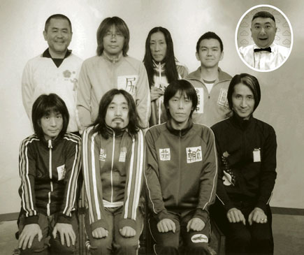 2002年のシリーズ第1回「春の宿題工作展」での集合写真