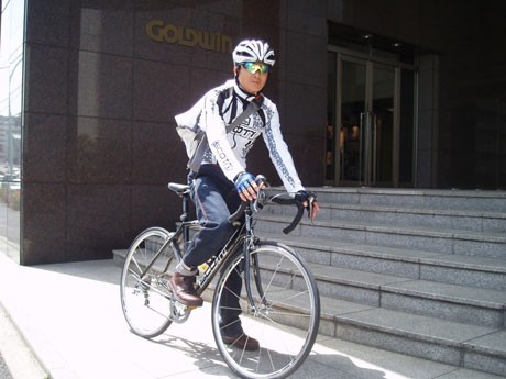 「自転車通勤」を社内制度化したゴールドウイン本社と自転車通勤をする社員