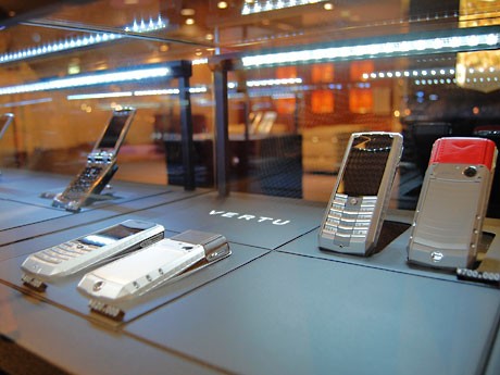 49万円〜の携帯電話を販売する「ヴァーチュ」。写真＝「アセント」コレクション（49万円〜70万円）