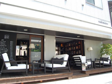 テラスにソファ席を用意する「Cafe&bar EBISUBASHI」