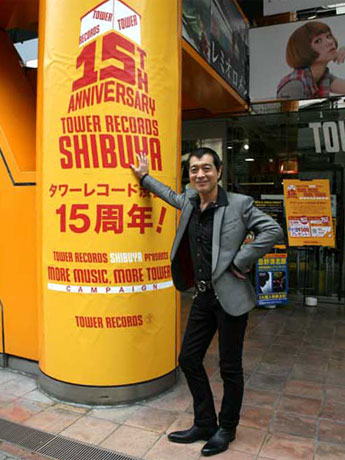 矢沢永吉さん、大タオル展が開催されるタワーレコード渋谷店前で