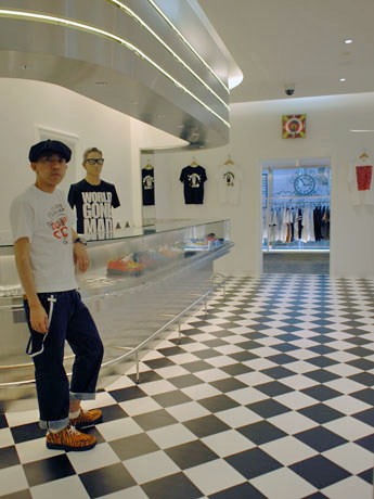 「BAPE STORE 原宿」3階にオープンした「ロックンロールストア原宿」。写真左はNIGOさん