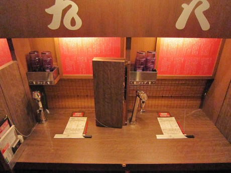 来店客自身が「折り畳める仕切り壁」を備えた「味集中カウンター」