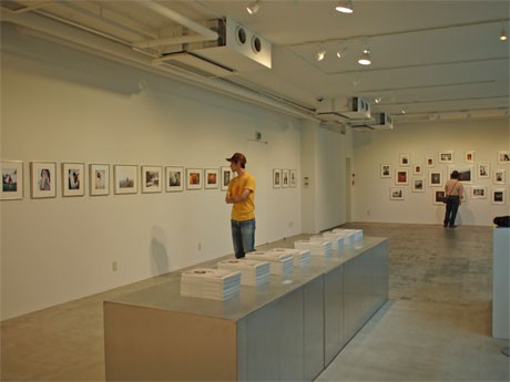 写真集「KARTE」から51点の作品を展示するギャラリー スピーク フォー