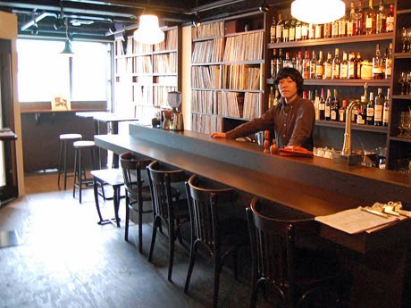 6,000枚を超すレコードやCDが並ぶ「Bar Music」。写真右が店主の中村智昭さん