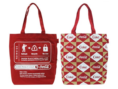ペットボトル9本分の再生ペットボトル素材を使用したトートバッグ &copy;2010 The Coca-cola Company.All Rights Reserved.