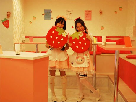 メードスタッフのあずきちゃん（左）と「モノマネが得意」だというあやみちゃん（右）