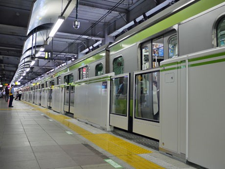 ホームドアの運用が始まったJR恵比寿駅・山手線ホーム