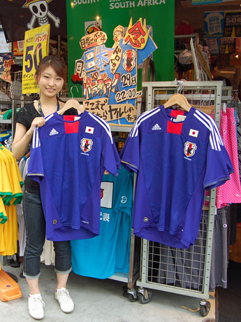 日本代表レプリカジャージーの売り上げが好調なジーンズメイト渋谷店。写真は中村さん
