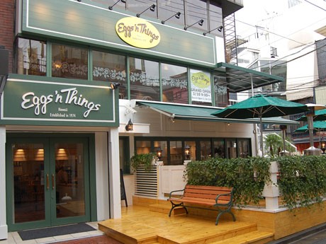 原宿にオープンしたハワイ発パンケーキカフェ「エグスンシングス 原宿店」の外観