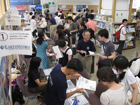 2008年の様子。各ブースではパンフレットなどを手に来場者に活動内容などを話す