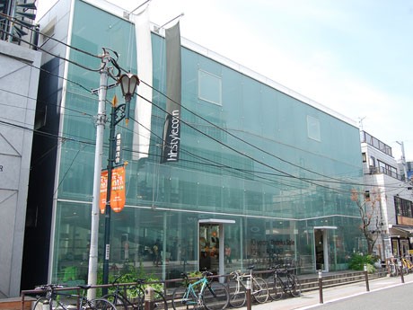 建築家・妹島和世さんが設計した同店の外観