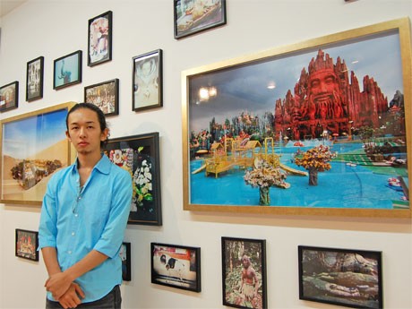 写真家、佐藤健寿さんが撮り下ろしたオカルト・スポット写真展「新・奇界遺産」会場