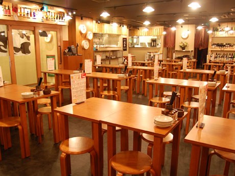 木目を基調に「平成版大衆居酒屋」をイメージした「ぶっちぎり酒場 スペイン坂店」の店内