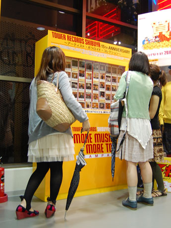 過去15年間に来店したアーティストのポラロイド写真200点以上が年代順に並ぶ