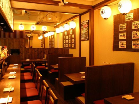 「大地の恵みあふれる農家」をイメージした「鶏ハウス」の店内