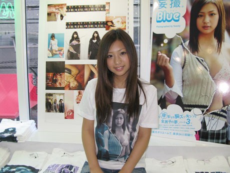 期間中、写真集に参加したアイドルが毎日来店する「妄撮ショップ」。(写真＝25日に来店した佐山彩香さん)