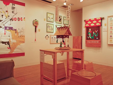 「相撲」をテーマにした紙相撲や土俵スツールが並ぶPATER’S Shop and Gallery