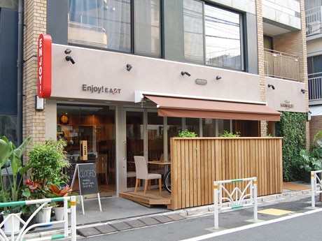 ワンフロアだった店内に壁を作り飲食店と美容院を出店