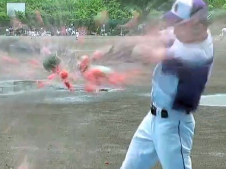 17の方法でスイカ割りをする動画を公開（写真＝野球のトスバッティングによるスイカ割り）