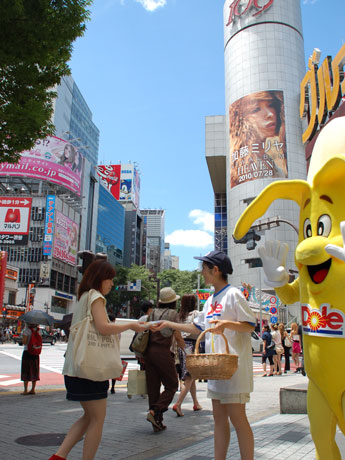 サンプリングする「冷やしバナナ」を手にする人