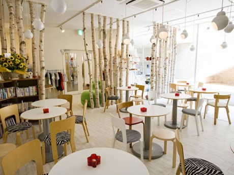 フィンランドの建築家が手がけたいすやテーブルなどを置く「フィンランドカフェ」の店内