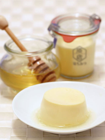 「コロンバン原宿本店サロン」の屋上で採れたはちみつをカラメルソースの代りに使用した「原宿はちみつプリン」