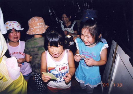 ある保育園の手作りお化け屋敷にて。「一人泣いたらみんなビビり始めて、ありえんくらい全員泣いてる」（梅さん）Photograph by Kayo Ume