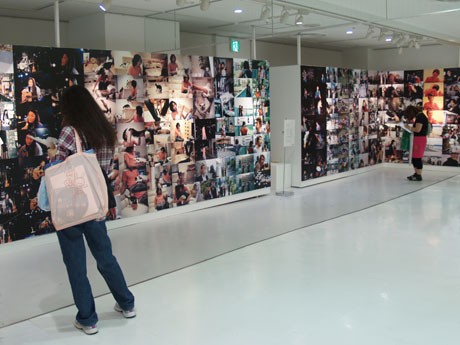 A4サイズで出力した作品をすき間なくぎっしり展示する会場