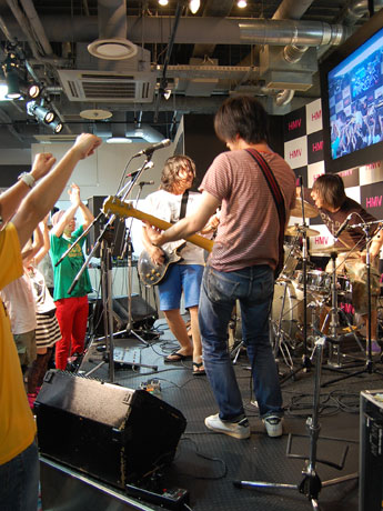 カウントダウン企画がめじろ押しの「HMV渋谷」。写真＝「HMV渋谷 おつかれサマーフェス」でトップバッターを務めた曽我部恵一BAND