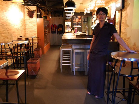 50種類以上のハーブリキュールが特徴の「Bar NOI」。2007年に友井靖幸さんがオープン