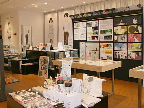 キャラクターのパネルやアニメの原画、絵コンテなども展示する「四畳半神話大系プレミアムショップ 弐」