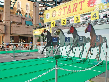 スタートゲートに控える4台の電動「馬」