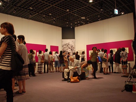 会場では来場者が作品の細部をじっくりと眺め、あちこちで列ができている