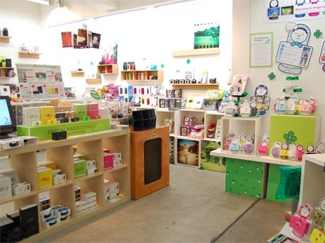 トイカメラからアンティークカメラまでを展示販売