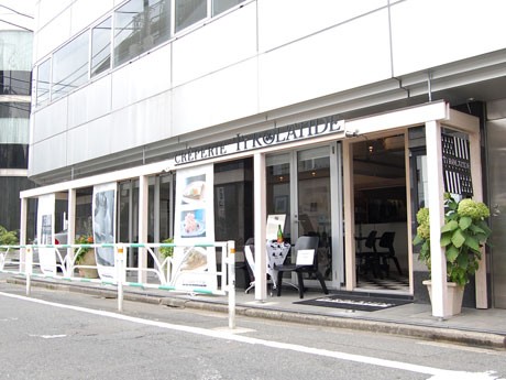 ガレットやクレープの写真などを掲出した「CREPRIE Ti ROLANDE」の外観