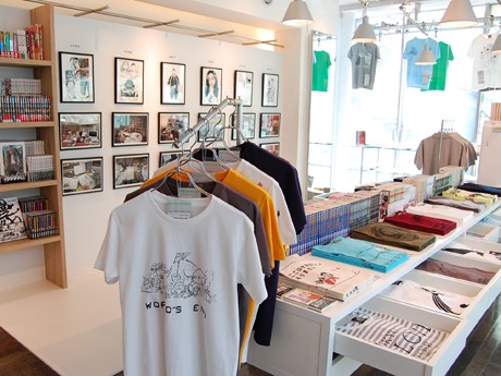 30周年記念Tシャツのほか、原画や単行本などが並ぶ代官山店の様子
