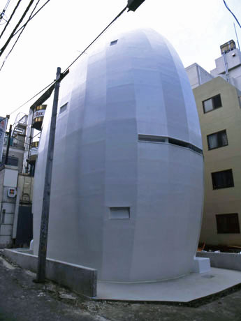 白を基調にした楕円（だえん）形が特徴の建築「ナチュラルエリップス」
