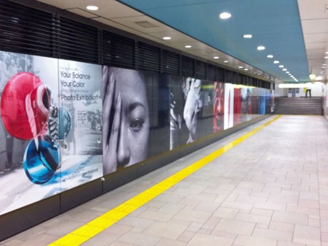 表参道駅構内でニューバランスが写真展「“Your Balance. YourColor”」を開催。3人の写真家が撮影した写真を展示している