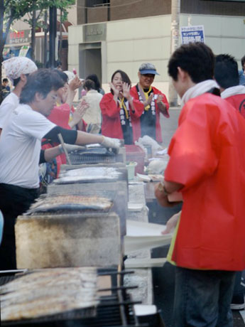恵比寿で気仙沼産のサンマを無償提供する「恵比寿となりのサンマ祭り」（昨年の様子）