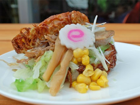 ラーメンバーガー　塩味（500円）