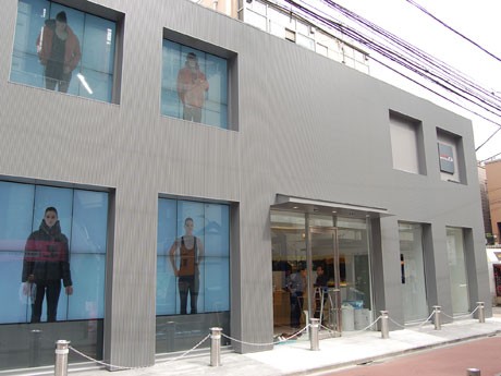 ファサードにはパネルを設置しブランドの世界観を表現する「duvetica aoyama store tokyo」の外観