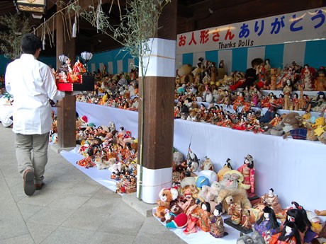 明治神宮で「人形感謝祭」が開催。キャラクター人形や日本人形など約3万9,000体の人形が納められた