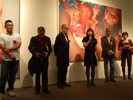 出展作家ら（左からハスラー・アキラさん、ウィリアム・ヤンさん、AAブロンソンさん、笠原美智子さん、スニル・グプタさん）