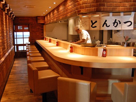 とんかつ喫茶「カフエ マメヒコ part3」。写真＝店内奥のとんかつパート