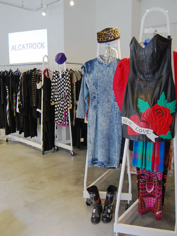 白を基調にした「ALCATROCK」の店内。有名ブランドからハンドメードのものまで約300〜400種のビンテージドレス・ワンピースがそろう
